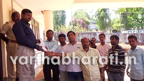 ರಸ್ತೆಬದಿ ಅನಧಿಕೃತ ಅಂಗಡಿ ತೆರವಿಗೆ ಕ.ಸ್ವಾ.ಕ್ರಾಂತಿ ಸಂಘ ಜಿಲ್ಲಾಧಿಕಾರಿಗೆ ಮನವಿ